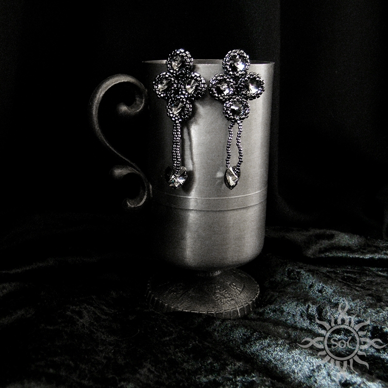 Silver Night, efektowne kolczyki z kryształami Swarovskiego, beading / Sol / Biżuteria / Kolczyki