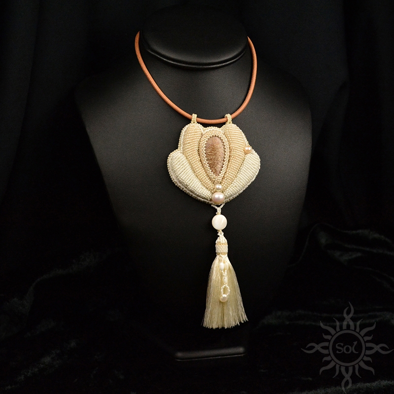 Estel, wisior z ceramiką i perłami, haft koralikowy / Sol / Biżuteria / Wisiory