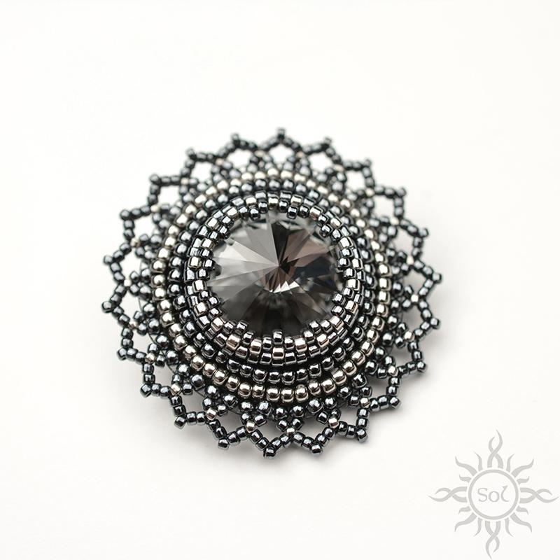 Silver Night, broszka z kryształem Swarovskiego, haft koralikowy / Sol / Biżuteria / Broszki