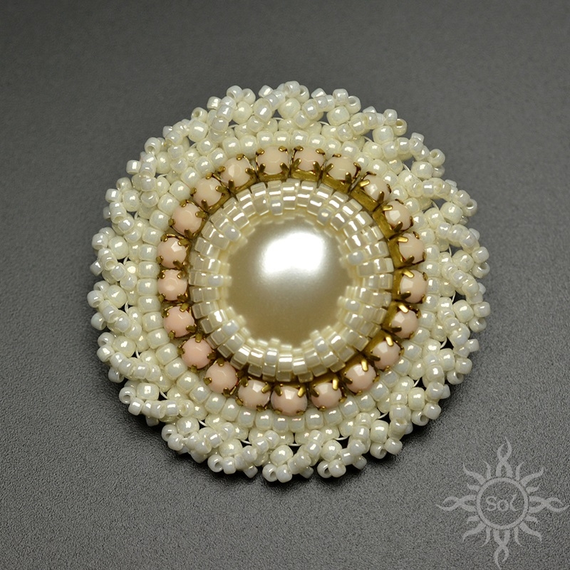 Fleur de perle, broszka z perłą seashell, beading, haft koralikowy / Sol / Biżuteria / Broszki