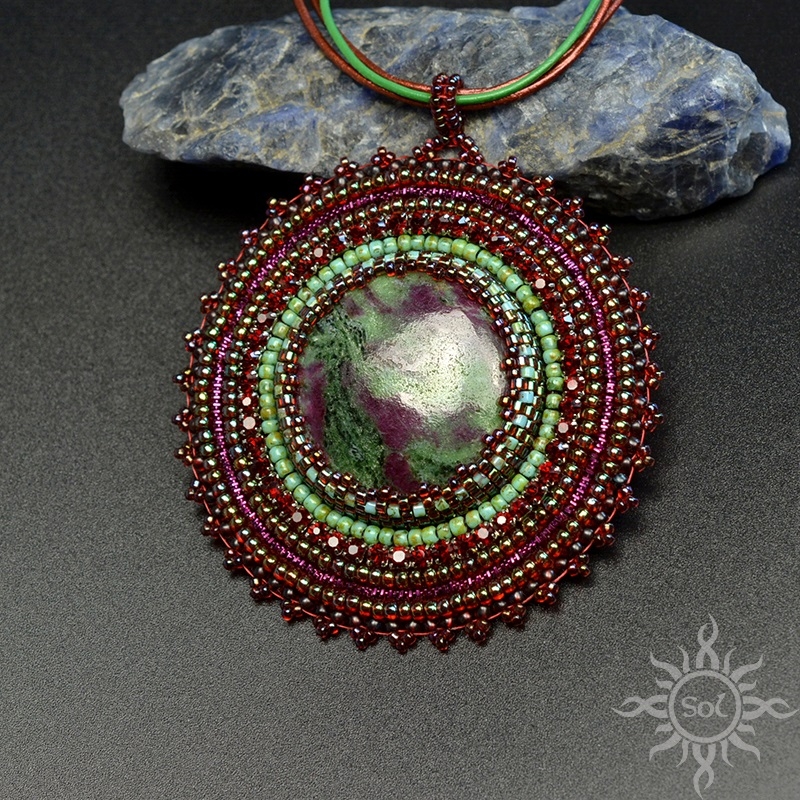 Vadel, medalion z zoisytem rubinowym, haft koralikowy / Sol / Biżuteria / Wisiory