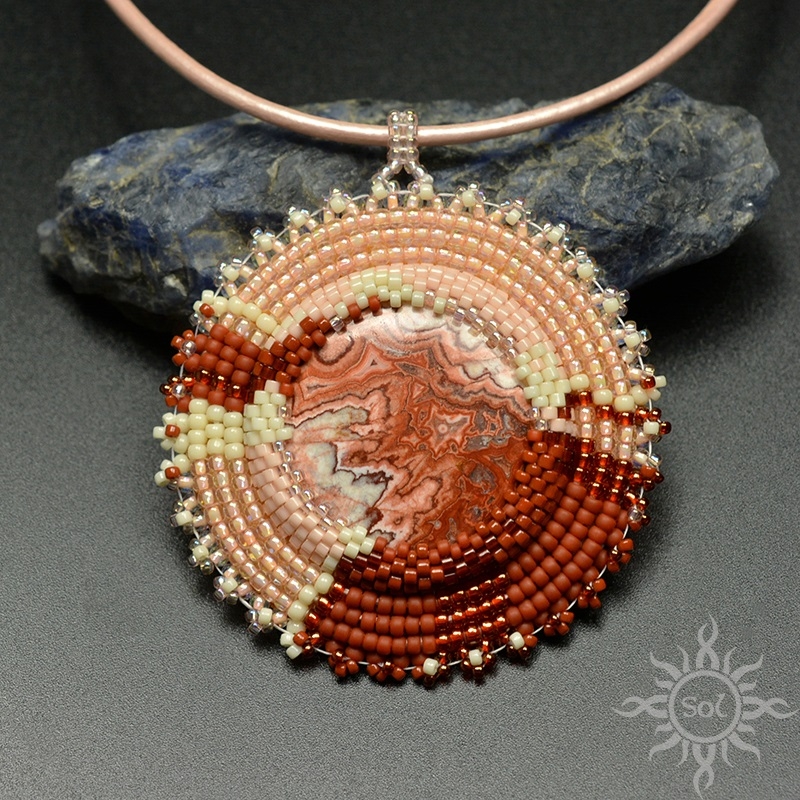 Farverige, medalion z agatem crazy lace, haft koralikowy / Sol / Biżuteria / Wisiory