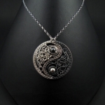 SREBRNY WISIOR - YIN-YANG