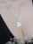 Biały miłorząb średni - zawieszka srebrna / VENUS GALERIA / Biżuteria / Wisiory