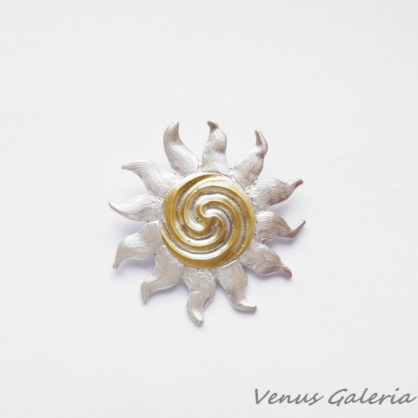 Wisiorek - Słoneczny talizman biały / VENUS GALERIA / Biżuteria / Wisiory