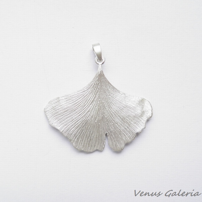 Biały miłorząb średni - zawieszka srebrna / VENUS GALERIA / Biżuteria / Wisiory