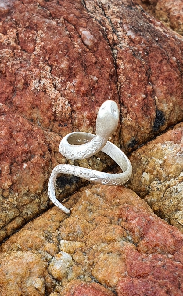  Wąż biały - pierścionek srebrny / VENUS GALERIA / Biżuteria / Pierścionki