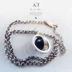 Argentum monile nigro margarita