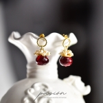 MARSALA - złocone krótkie kolczyki na sztyftach z czerwonymi Kwarcami i Perłami - PASIÓN w Biżuteria/Kolczyki