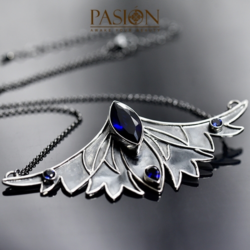 GIVE ME WINGS - krótki srebrny naszyjnik w kształcie skrzydeł z Kwarcami granatowymi / PASIÓN / Biżuteria / Naszyjniki