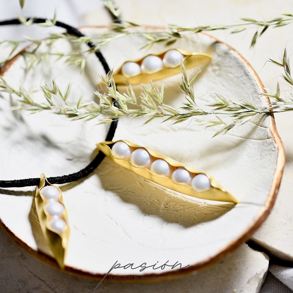 TRIPLE PEA PODS - złocony satynowany naszyjnik w kształcie strączków z naturalnymi Perłami / PASIÓN / Biżuteria / Naszyjniki