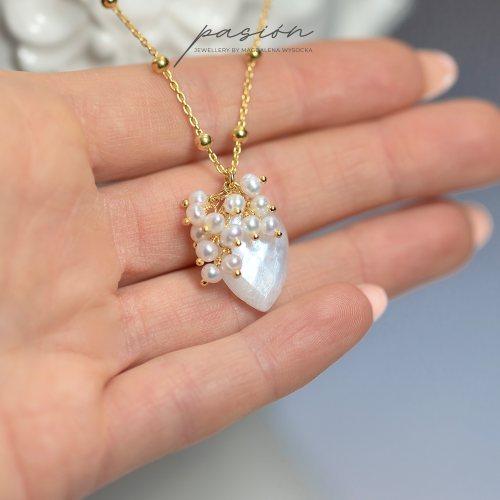 FULL MOON - krótki złocony naszyjnik ze srebra z kamieniem księżycowym i kaskadą pereł / PASIÓN / Biżuteria / Naszyjniki