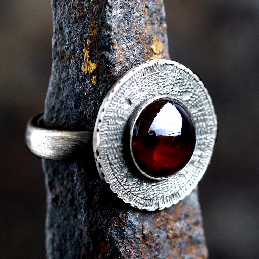 Srebrny pierścionek tribal z naturalnym kamieniem, granat / SHAMBALA / Biżuteria / Pierścionki