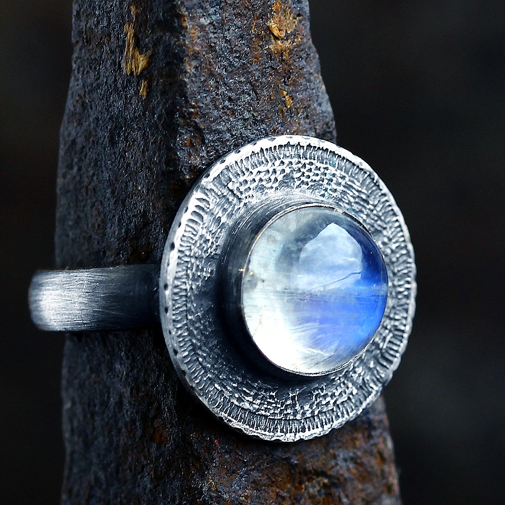 Srebrny pierścionek tribal z naturalnym kamieniem, kamień księżycowy / SHAMBALA / Biżuteria / Pierścionki
